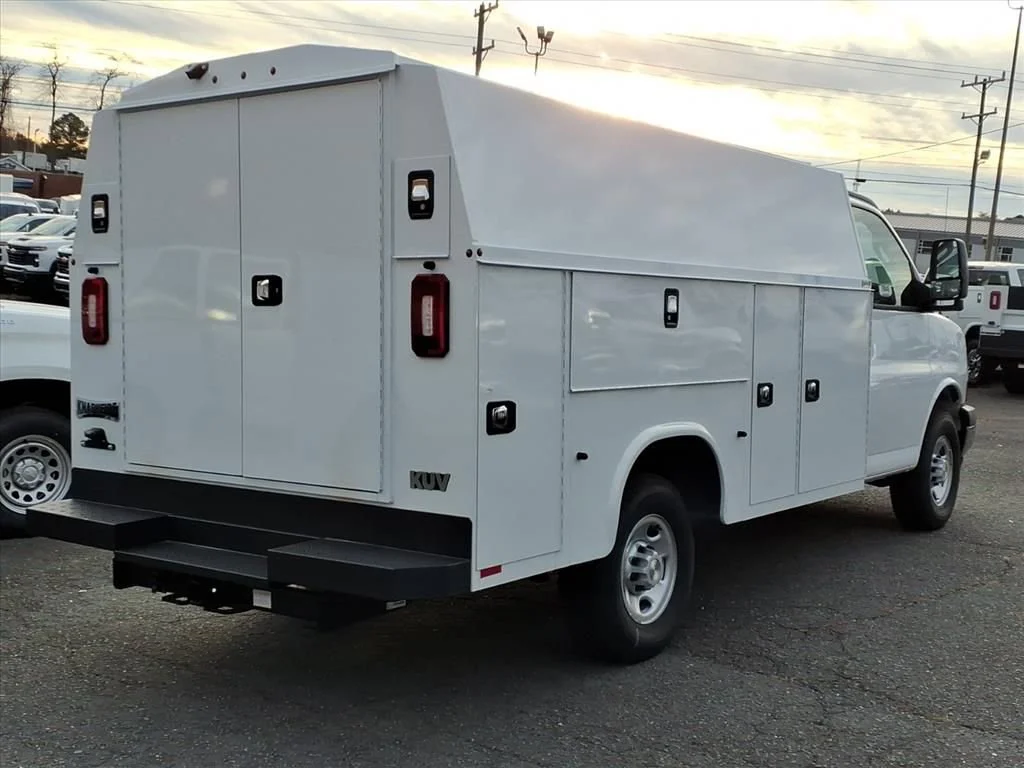 New 2025 Summit White Chevrolet 1WT image 4