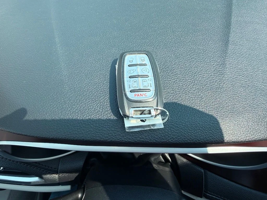 Used 2017 Silver Chrysler Limited image 11