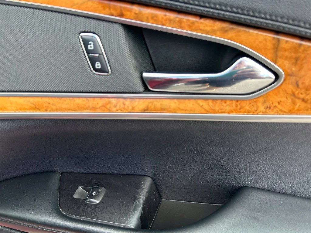 Used 2016 Red Lincoln Select image 33