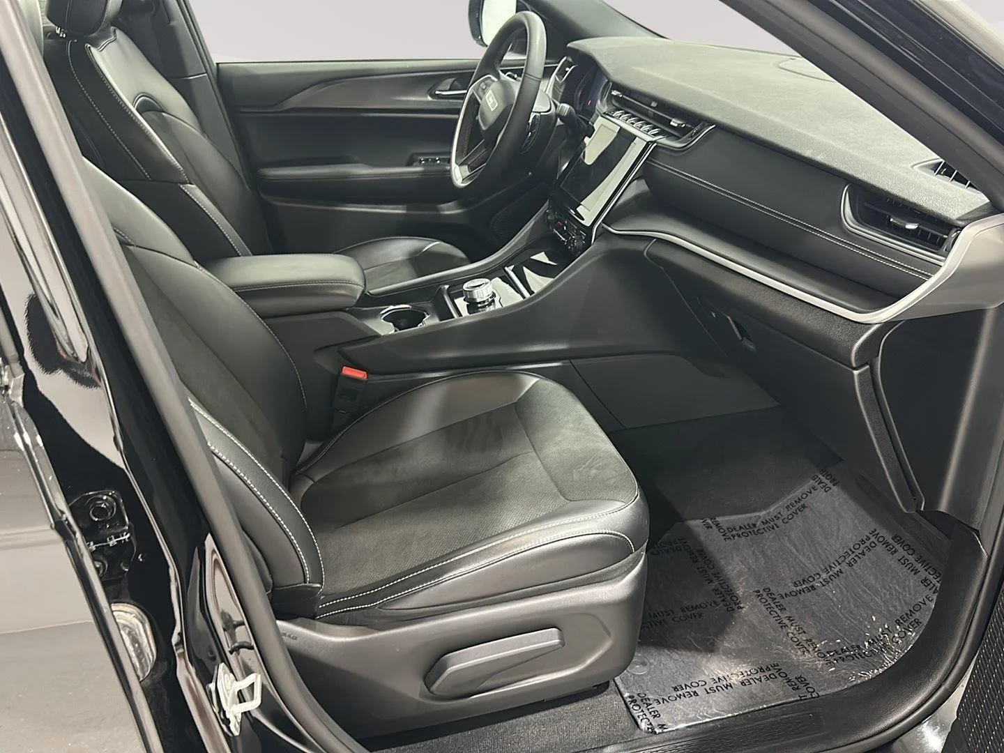 Used 2025 Diamond Black Crystal Pearlcoat Jeep Altitude image 25