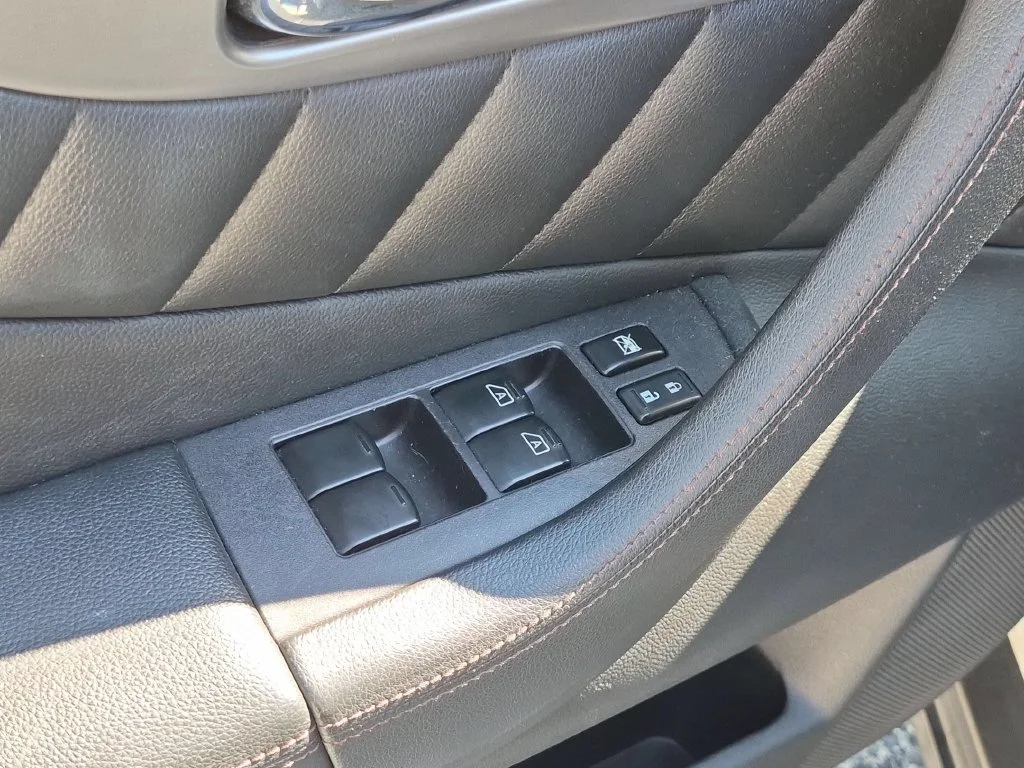 Used 2017 White INFINITI Base image 13