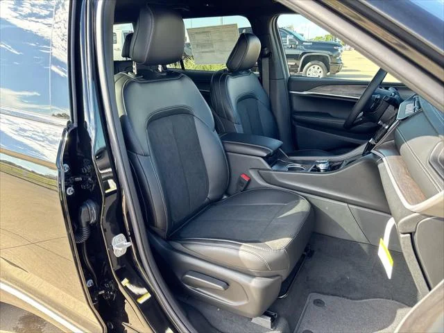 New 2027 High-Gloss Black Paint Jeep Laredo Altitude image 25
