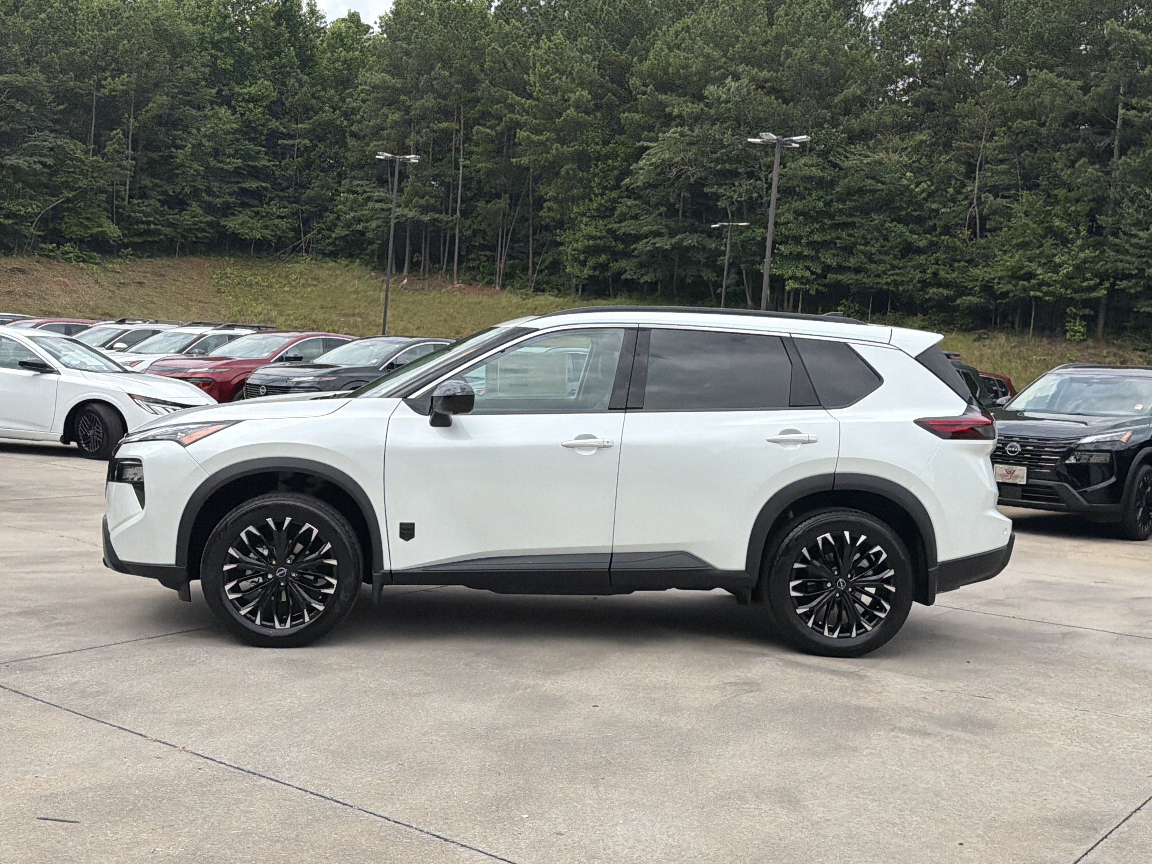 New 2026 Everest White Pearl Tricoat Nissan Dark Armor image 5