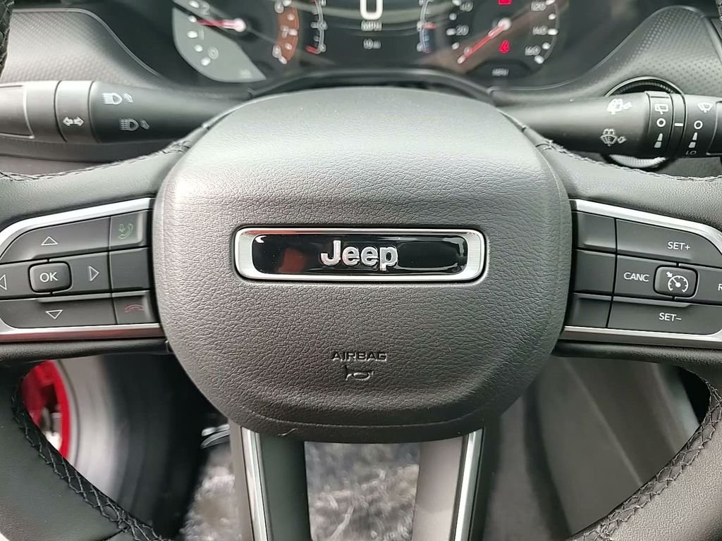 New 2026 Red Hot Pearl-Coat Exterior Paint Jeep Latitude image 17