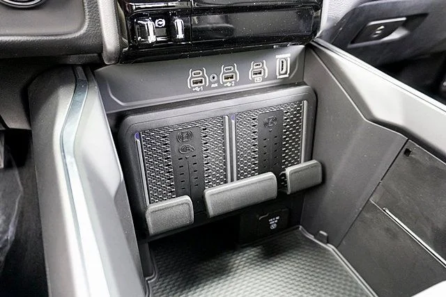 New 2026 Diamond Black Crystal Pearl-Coat Exterior Paint RAM Laramie image 37