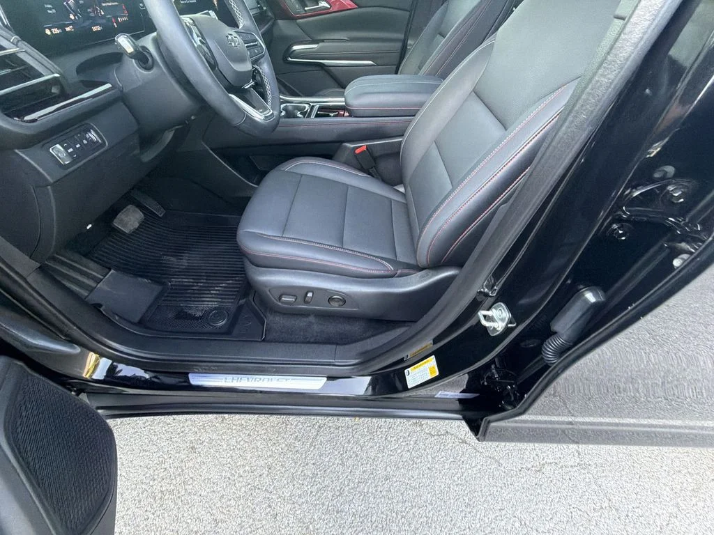 Used 2025 Black Chevrolet Z71 image 12