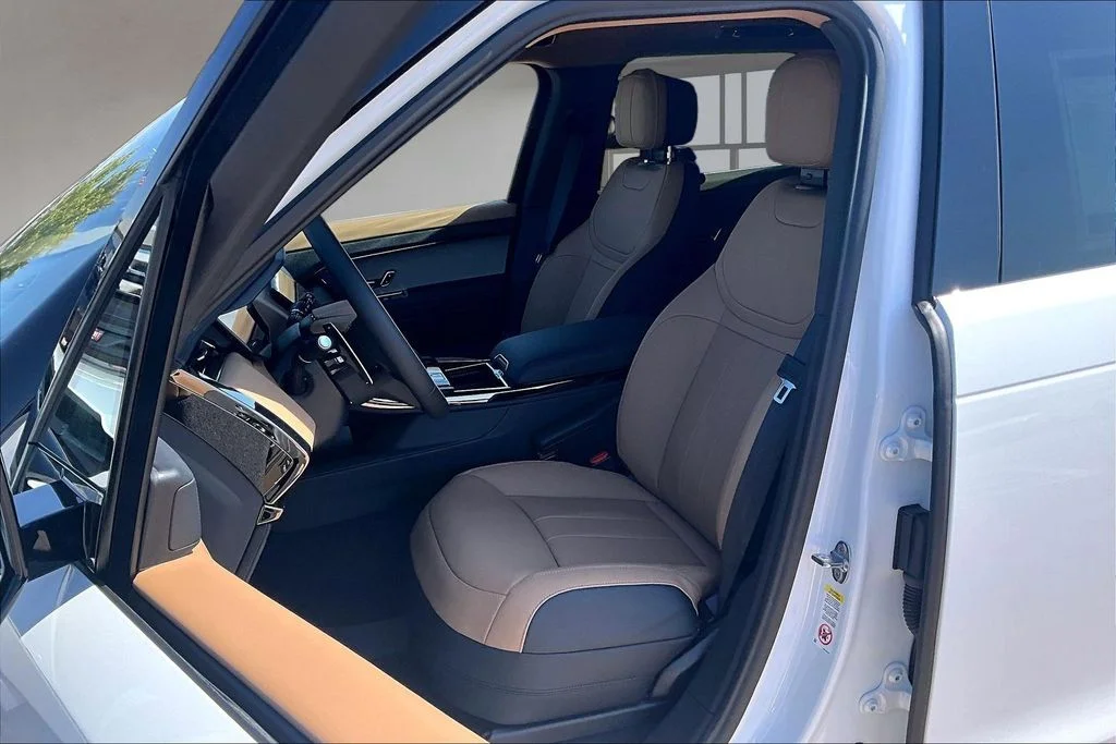 New 2026 White Land Rover Dynamic SE image 9