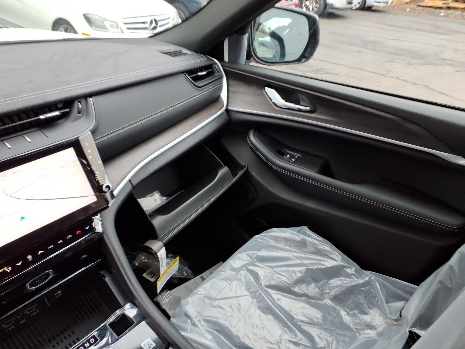 New 2026 Bright White Clear-Coat Exterior Paint Jeep Altitude image 18