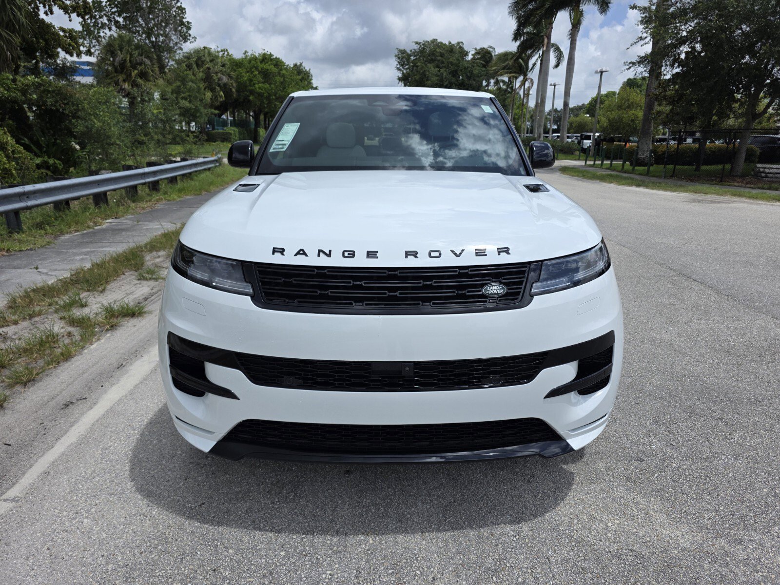 New 2026 Fuji White Land Rover P400 Dynamic SE image 8