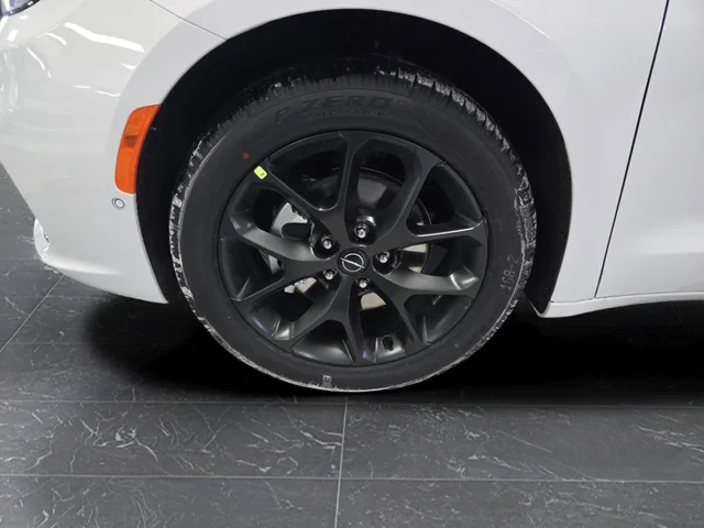 New 2026 Bright White Clear-Coat Exterior Paint Chrysler Limited image 41