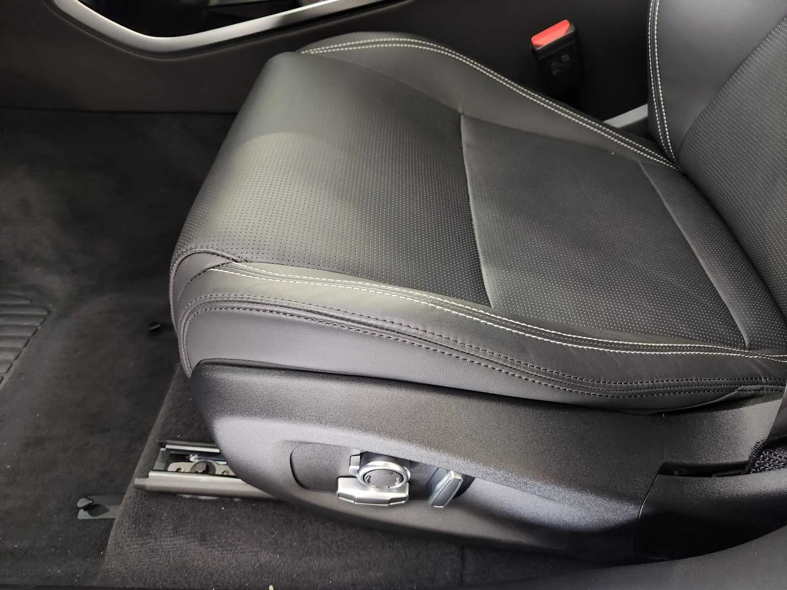 New 2026 Eiger Grey Metallic Jaguar R-Dynamic S image 43