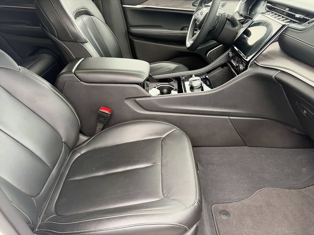 Used 2023  Jeep Limited image 9