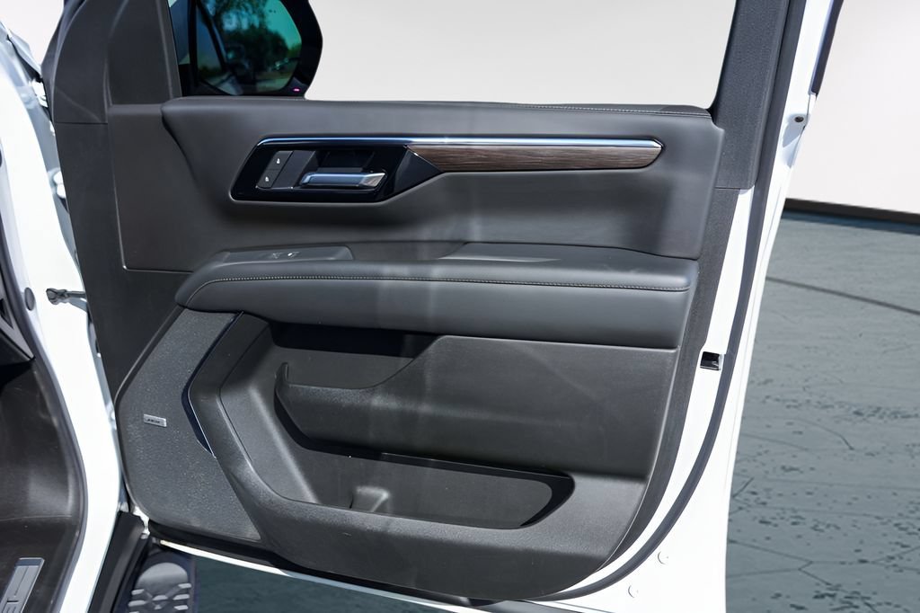 2026 Chevrolet Suburban Z71 - Photo 30