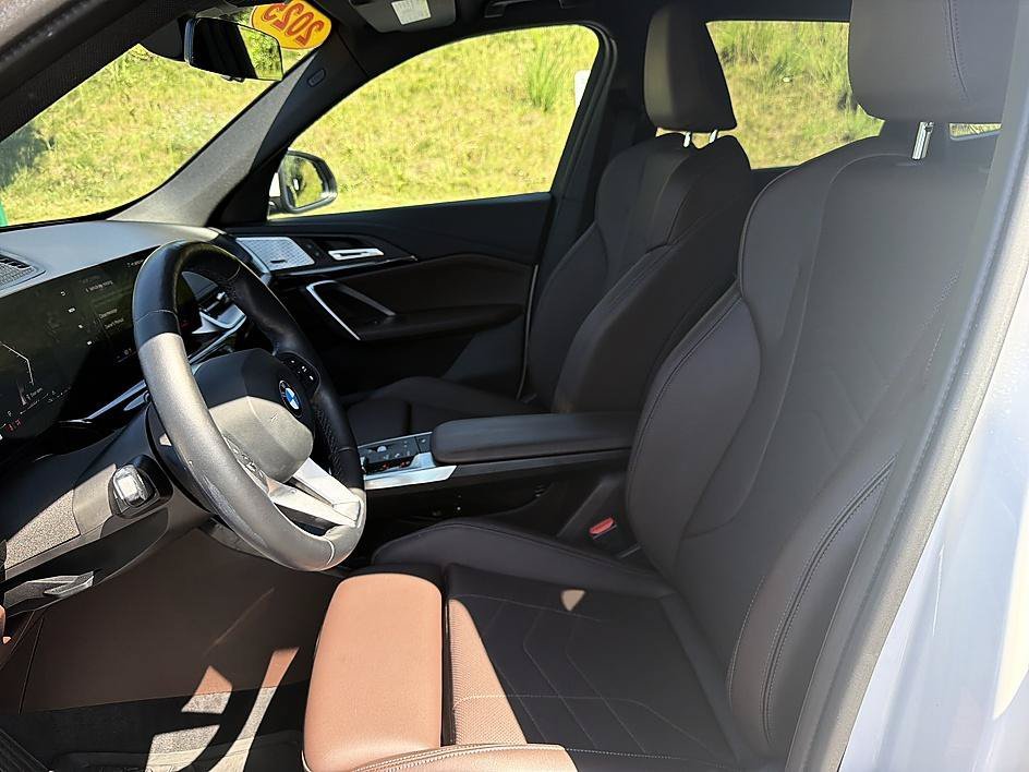 Used 2025 Mineral White Metallic BMW xDrive28i image 11
