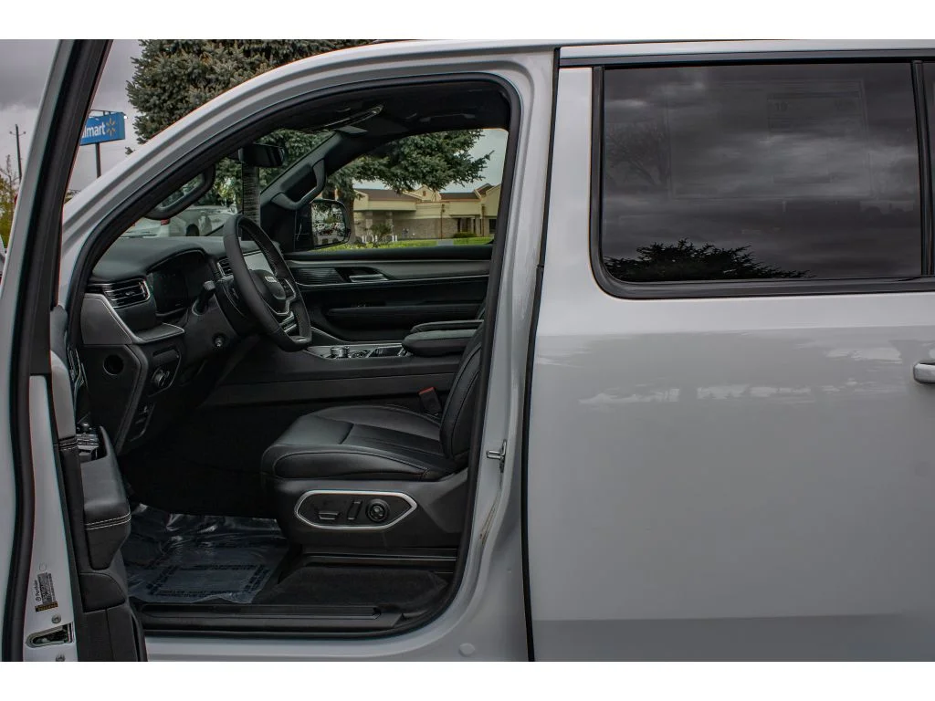 New 2026 Bright White Clear-Coat Exterior Paint Jeep Limited Altitude image 30