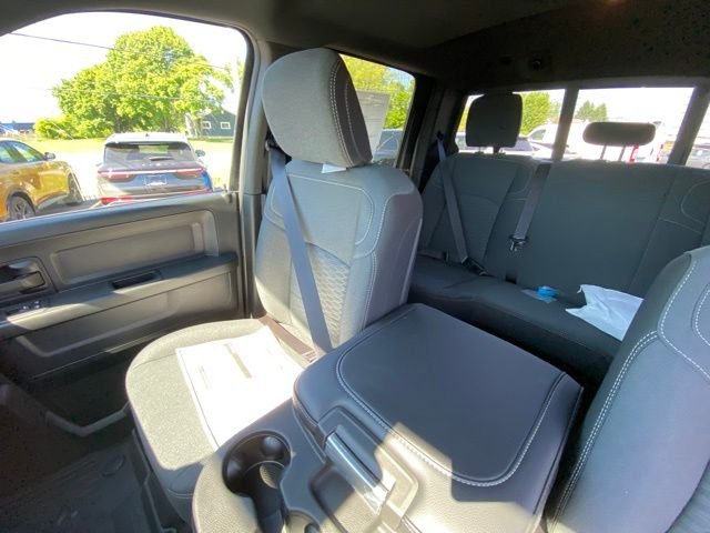 New 2026 Diamond Black Crystal Pearl-Coat Exterior Paint RAM Tradesman image 10