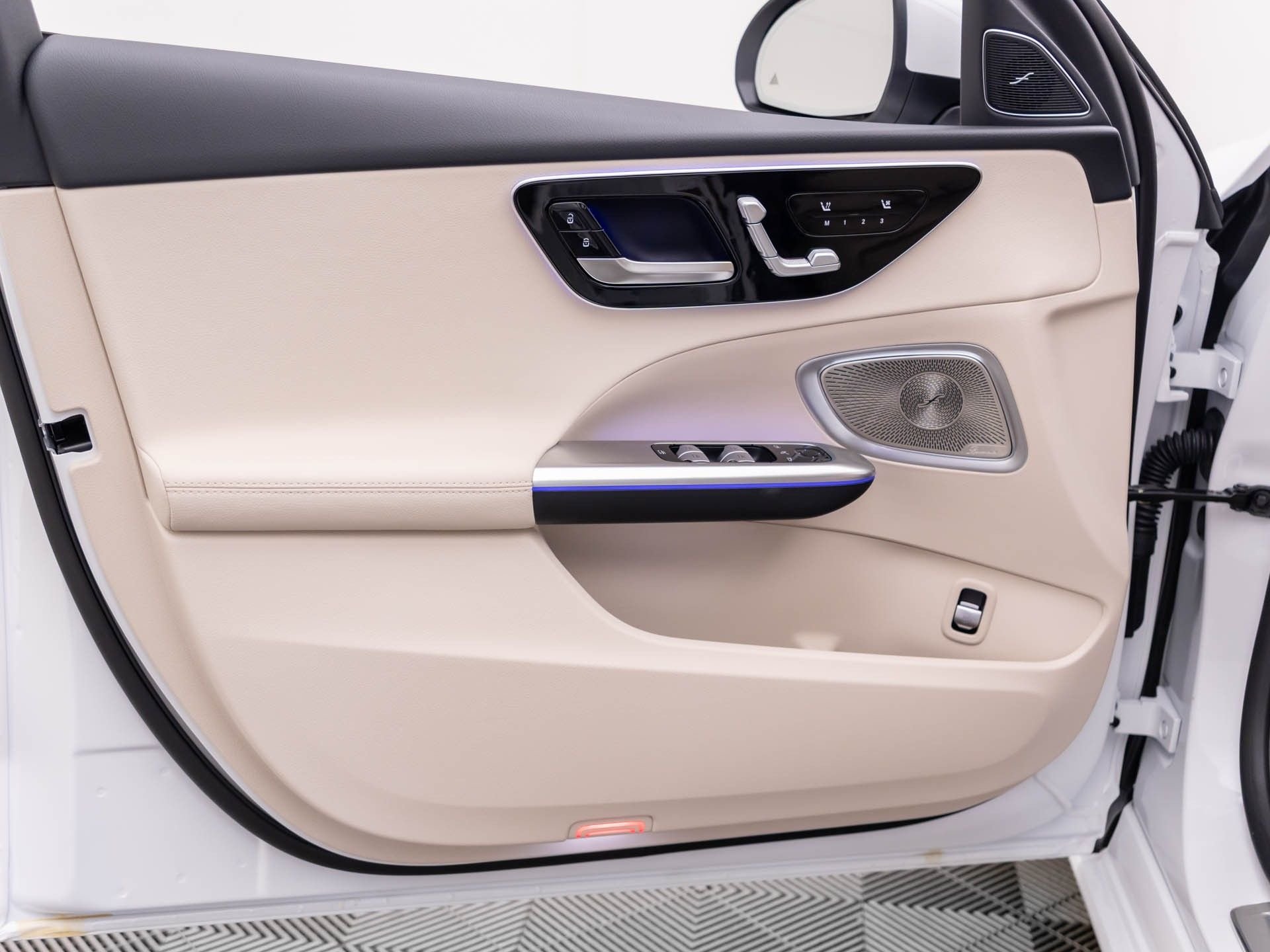 New 2026 MANUFAKTUR Moonlight White Metallic Mercedes-Benz C 300 image 14