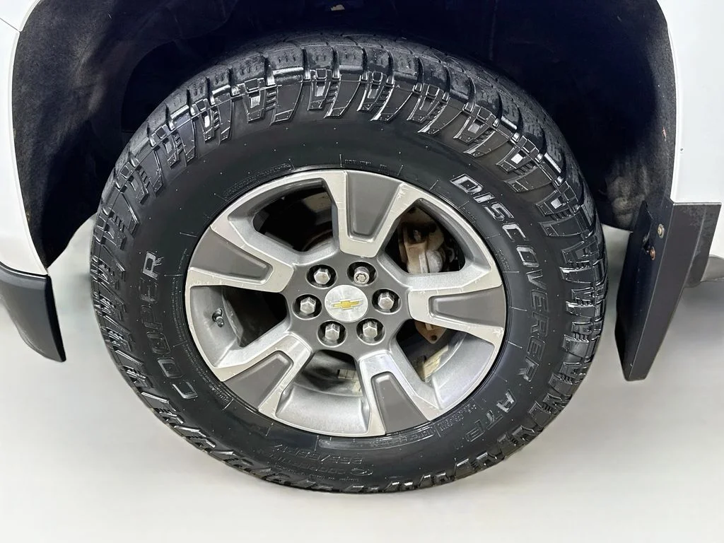 Used 2017 White Chevrolet Z71 image 38