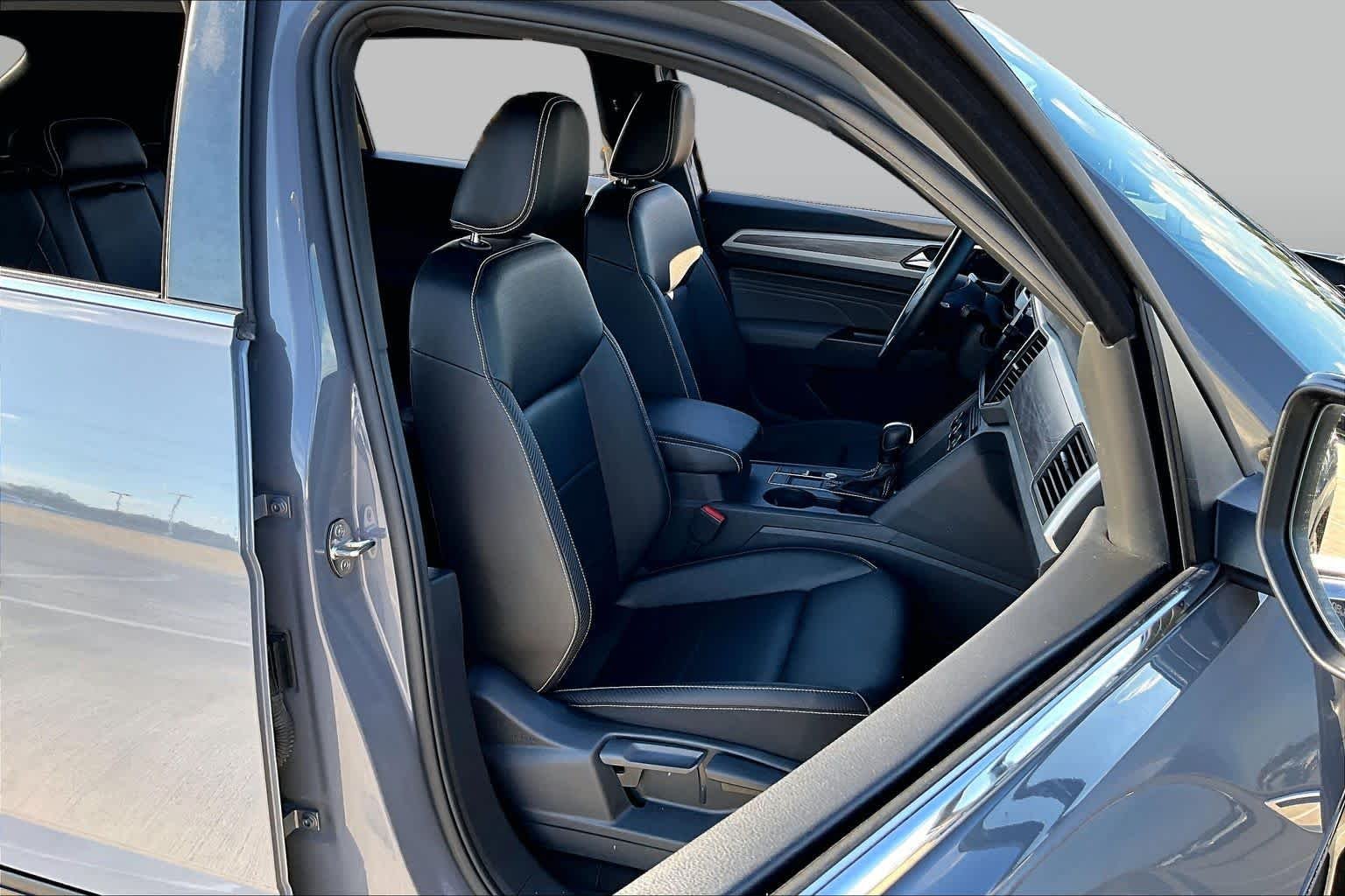 Used 2021 Pure Gray Volkswagen 2.0T SE w/Technology image 9