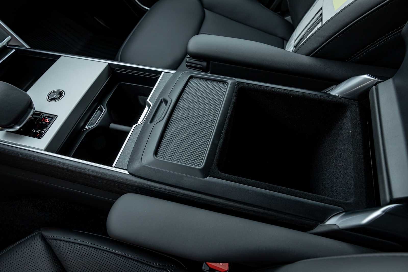 New 2026 Carpathian Grey Land Rover SE image 25