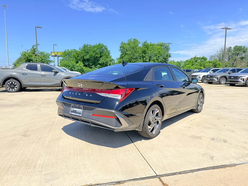 Used 2025 Abyss Black Hyundai SEL Sport image 6