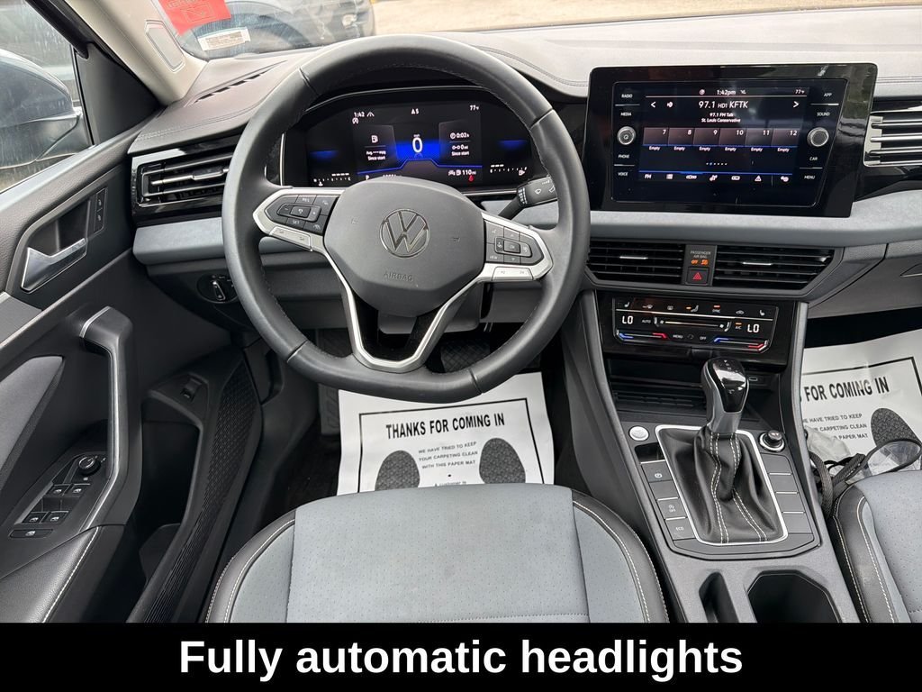 Used 2025 Gray Volkswagen 1.5T SE image 17