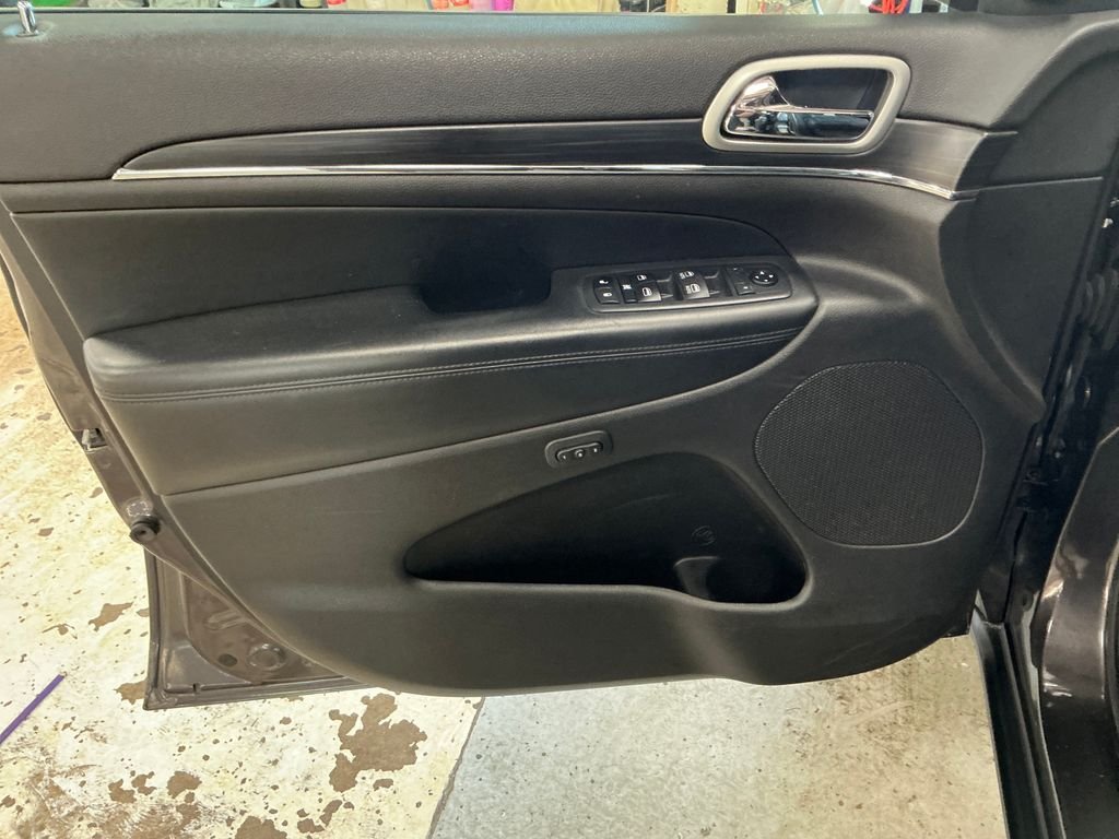 Used 2019 Gray Jeep Limited image 15