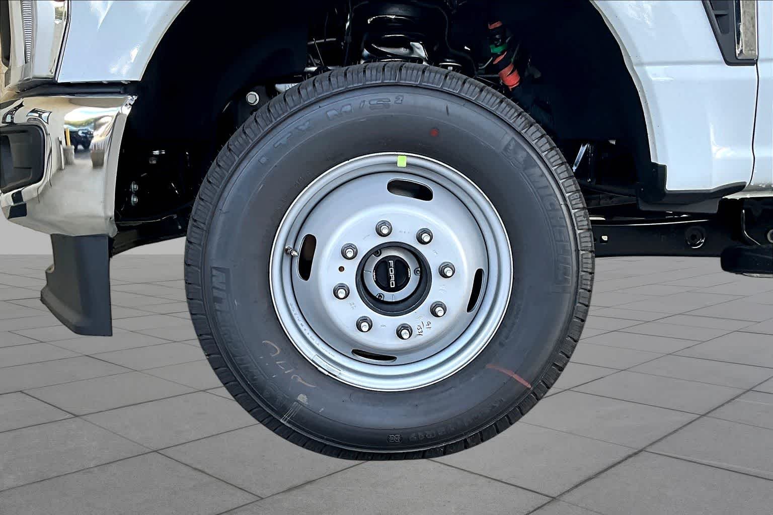 New 2026 Oxford White Ford XL image 12
