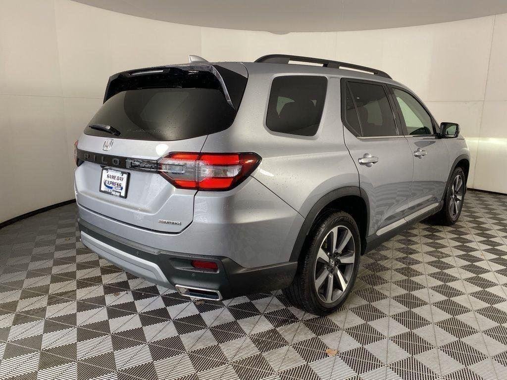 Used 2023 Lunar Silver Metallic Honda Touring image 9