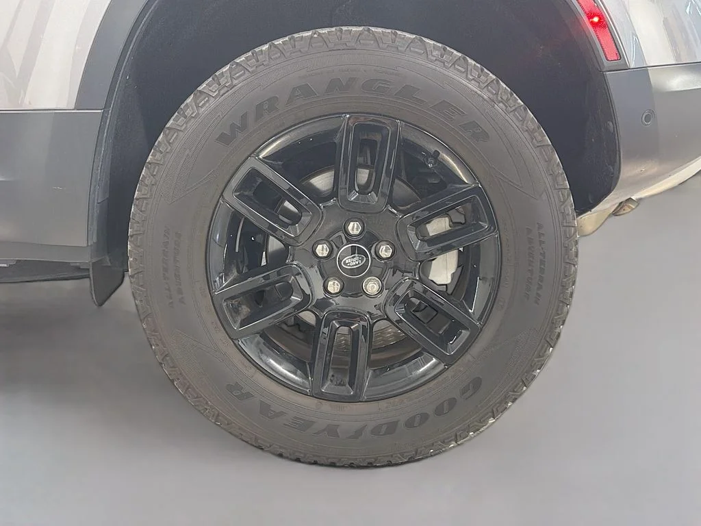Used 2023 Gray Land Rover Standard image 32