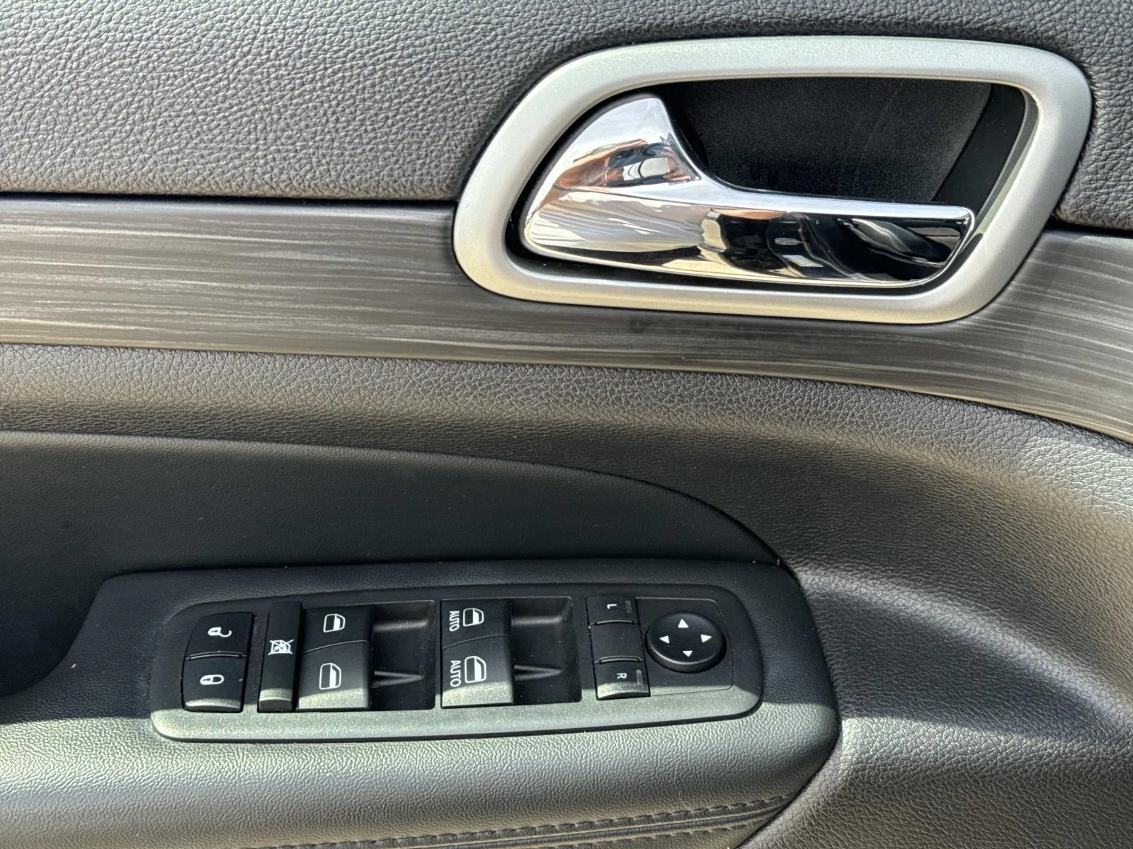 Used 2019 Granite Crystal Metallic Clearcoat Jeep Laredo E 4x2 image 19