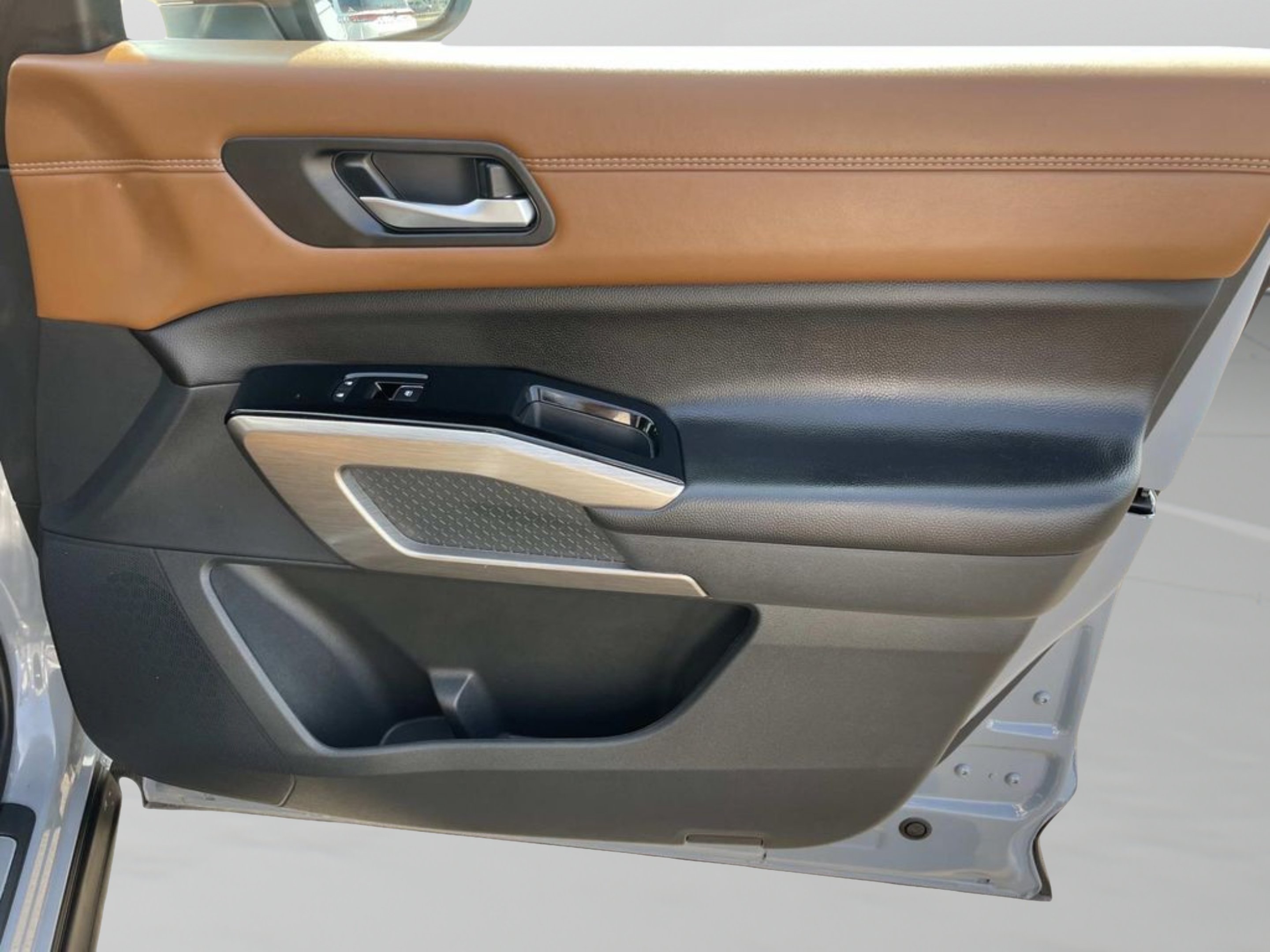 Used 2025 Gray Nissan Platinum image 19