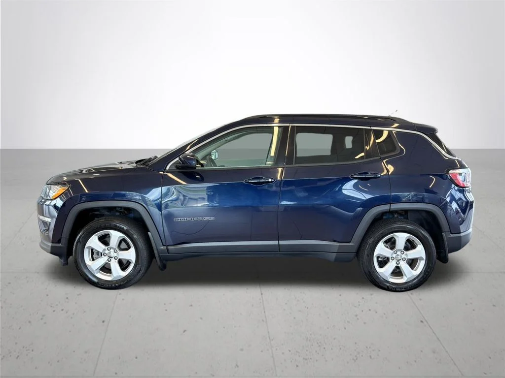 Used 2018 Blue Jeep Latitude image 11