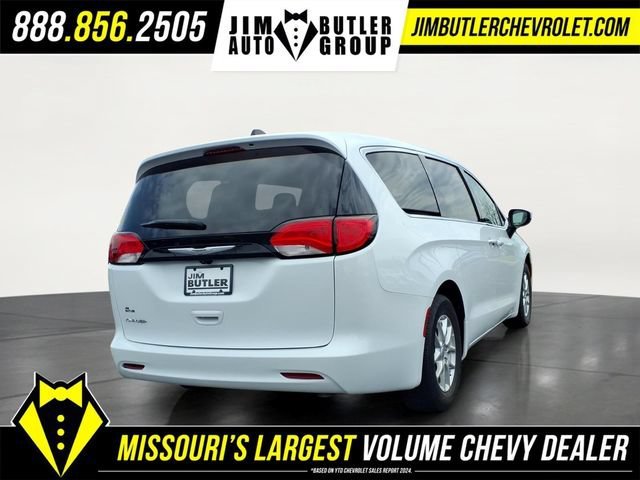 Used 2023  Chrysler LX image 26
