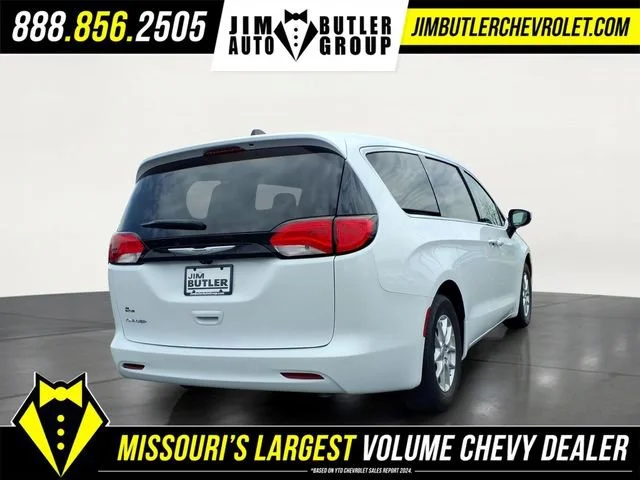 Used 2023  Chrysler LX image 26