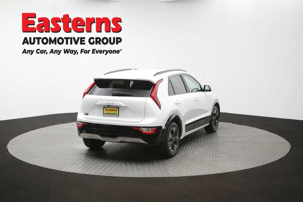 Used 2024 White Kia Wind image 38