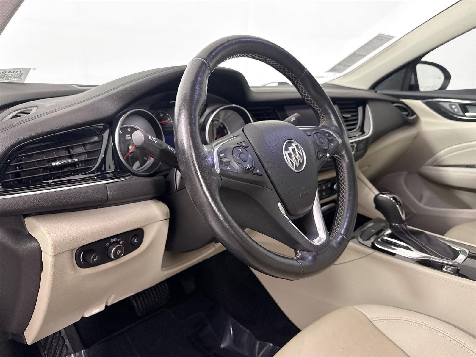 Used 2018 White Frost Tricoat Buick Essence image 4
