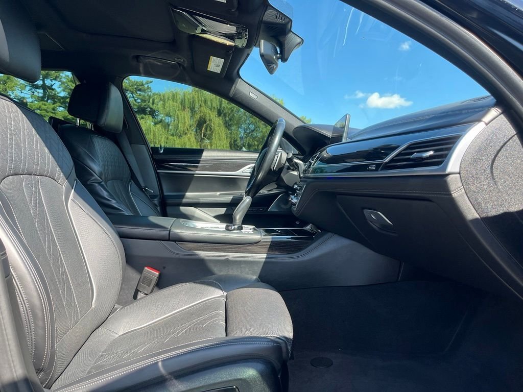 Used 2019 Black Sapphire Metallic BMW 750i xDrive image 31