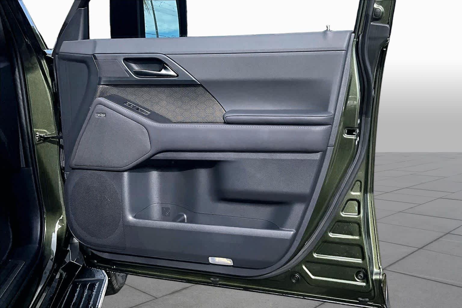 Used 2026 Nori Green Pearl Lexus Luxury image 28