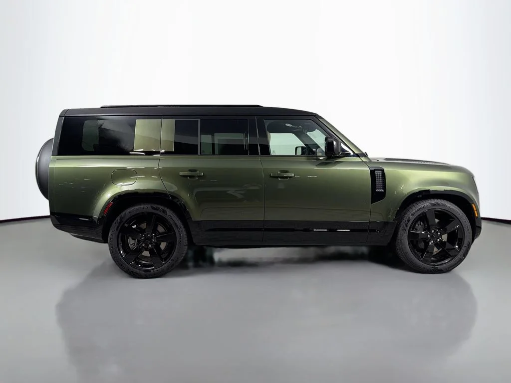 New 2026 Woolstone Green Land Rover X-Dynamic SE image 4