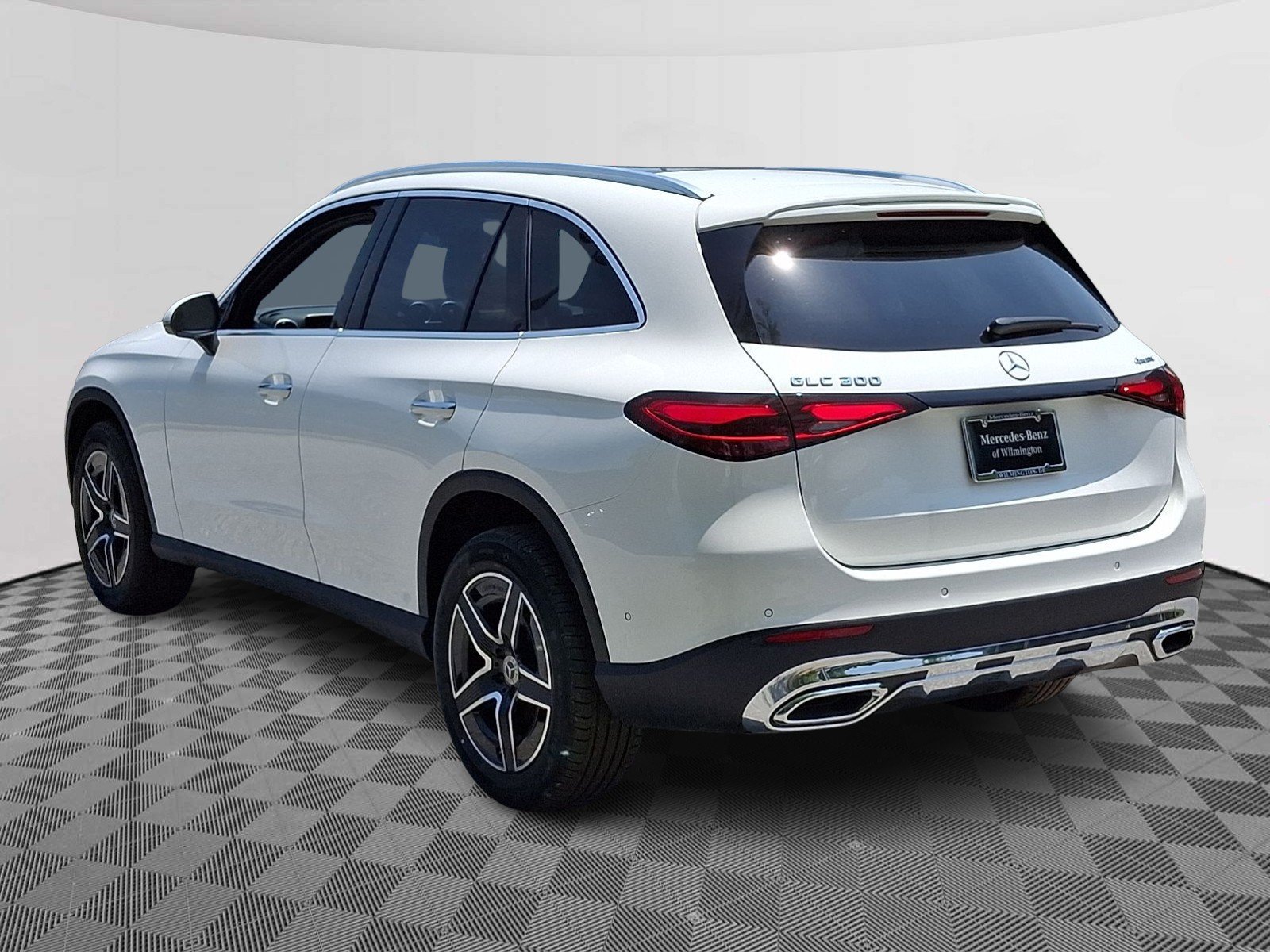 New 2026 Polar White Mercedes-Benz GLC 300 image 4