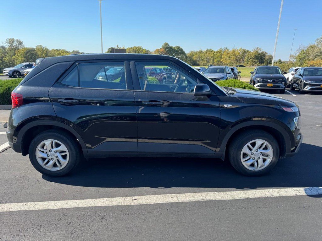 Used 2023 Black Hyundai SE image 2