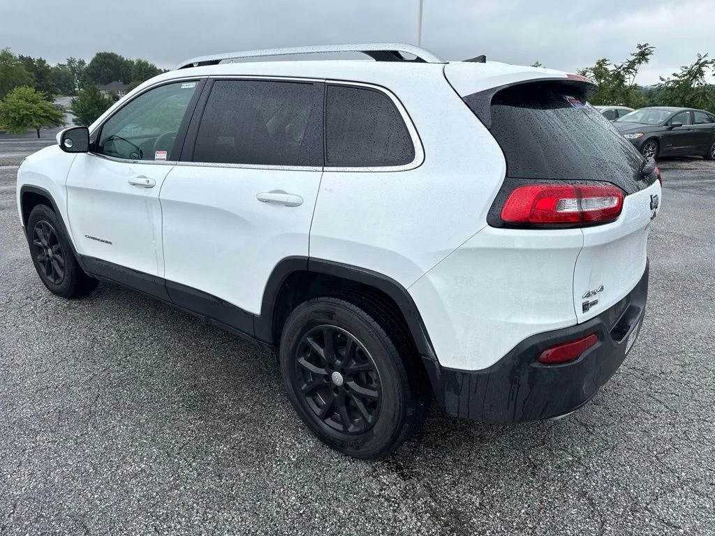 Used 2018 White Jeep Latitude image 5
