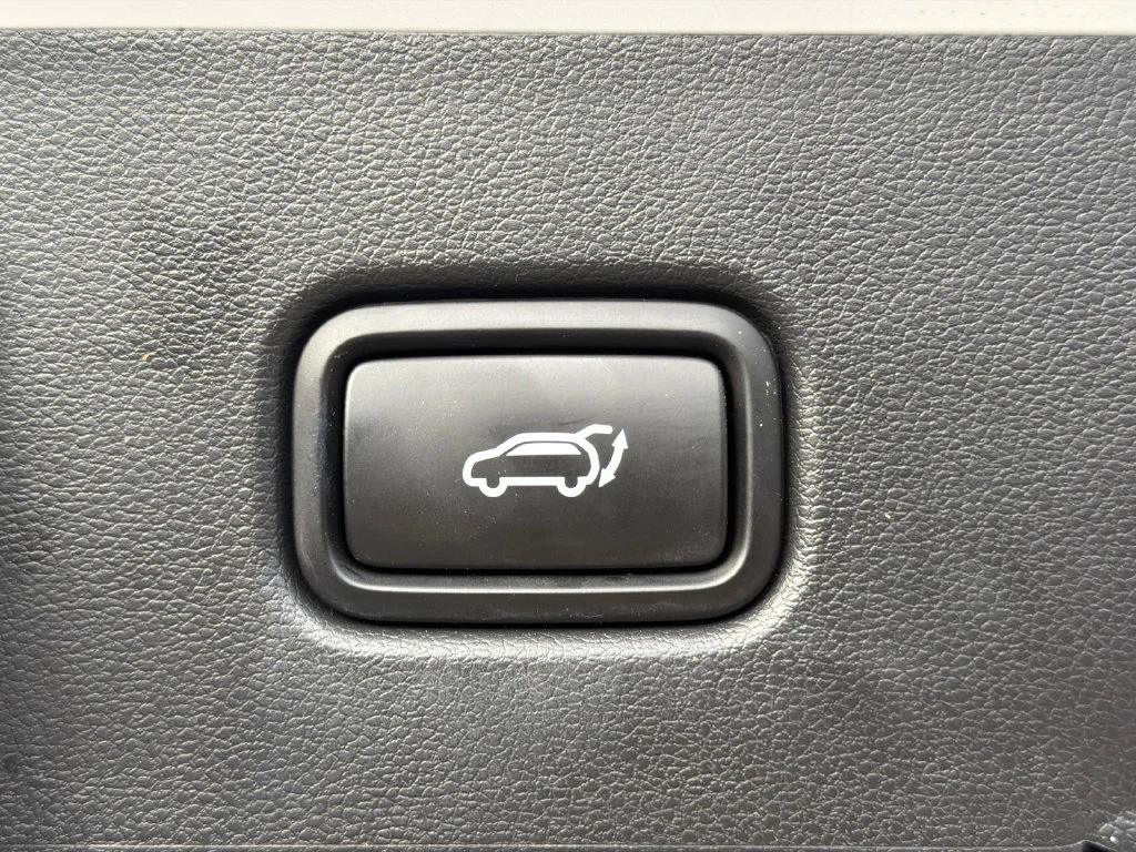 Used 2025 White Hyundai SEL image 19