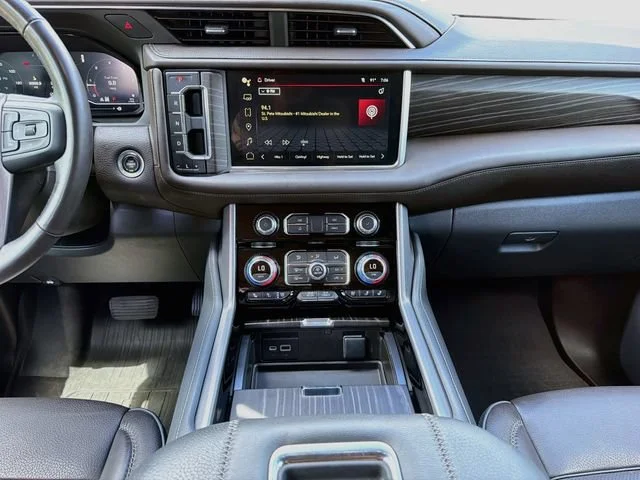 Used 2022 White Frost Tricoat GMC Denali image 20