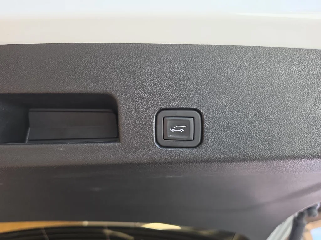 Used 2024 White GMC Elevation image 43