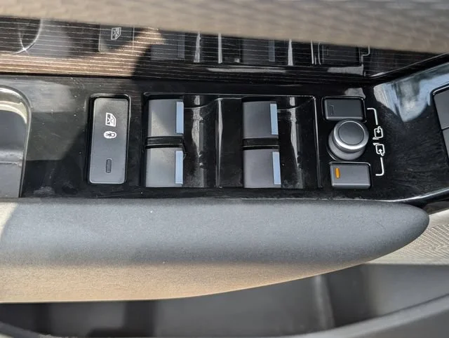 Used 2022 Black Land Rover R-Dynamic S image 17