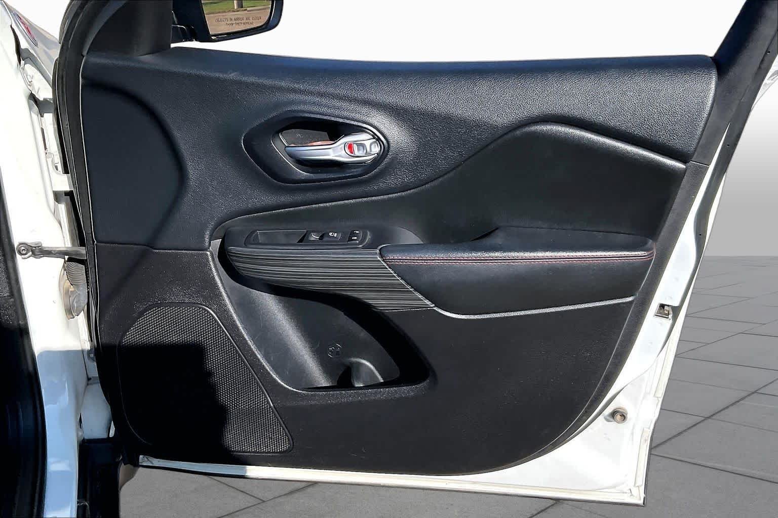 Used 2016 Bright White Clearcoat Jeep Trailhawk image 22