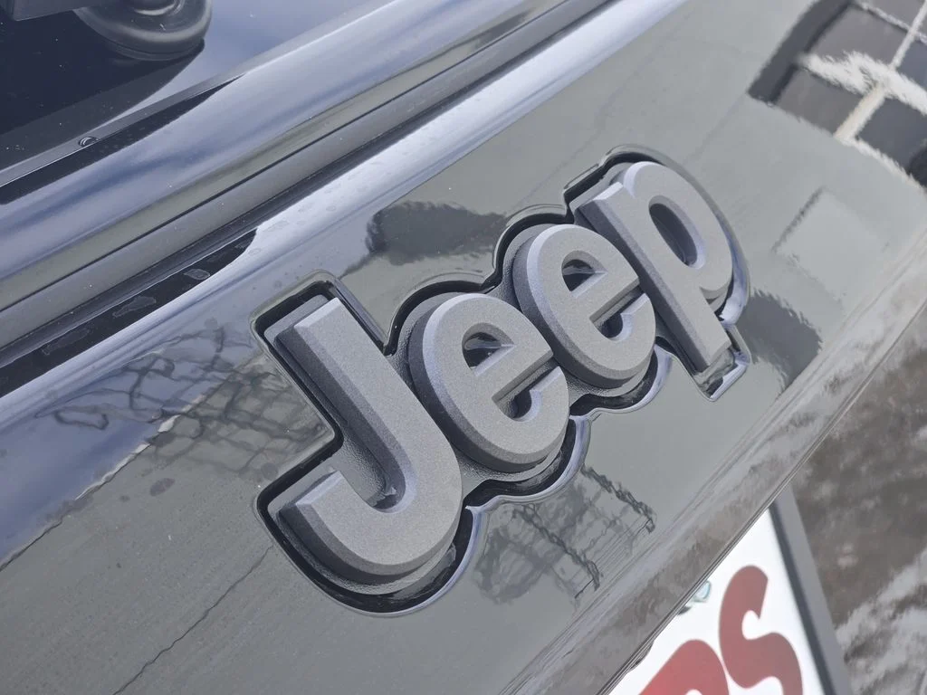 New 2026 Diamond Black Crystal Pearlcoat Jeep Latitude Altitude image 7
