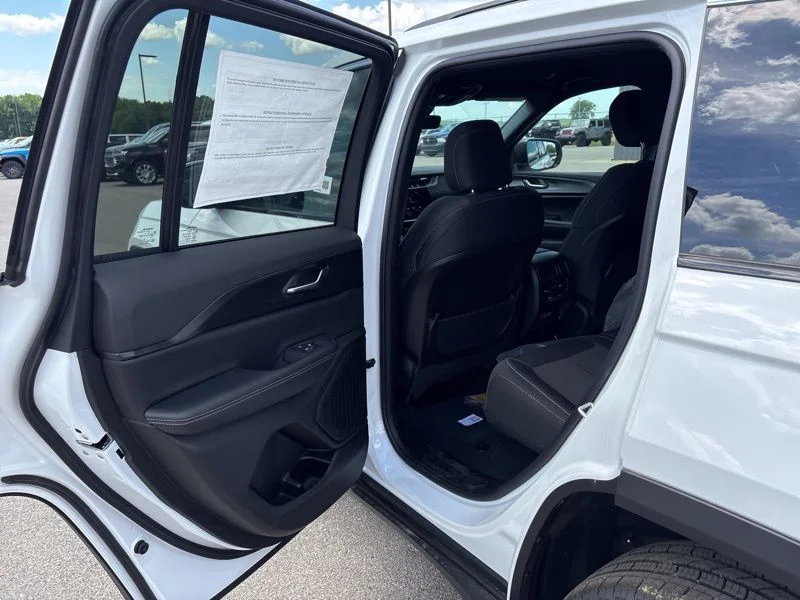 New 2026 Bright White Clear-Coat Exterior Paint Jeep Laredo image 12
